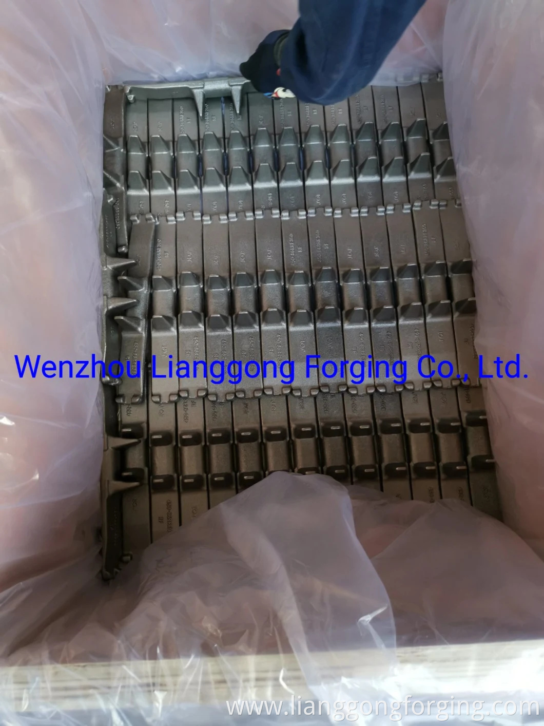 Forged Undercarriage Track Shoe/Pad/Metal Core/Spare Parts Used in Excavator and Bulldozer